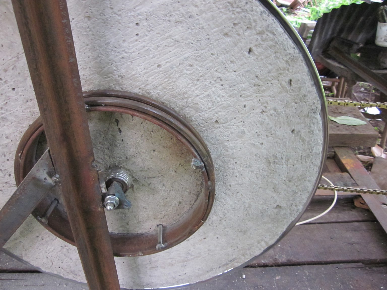 Iron bars are bent into a circle and welded together and then welded to bolts embedded in the flywheel.